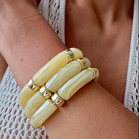 Elegant Cream and Gold Resin Bracelet Set - Picture 4 of 10